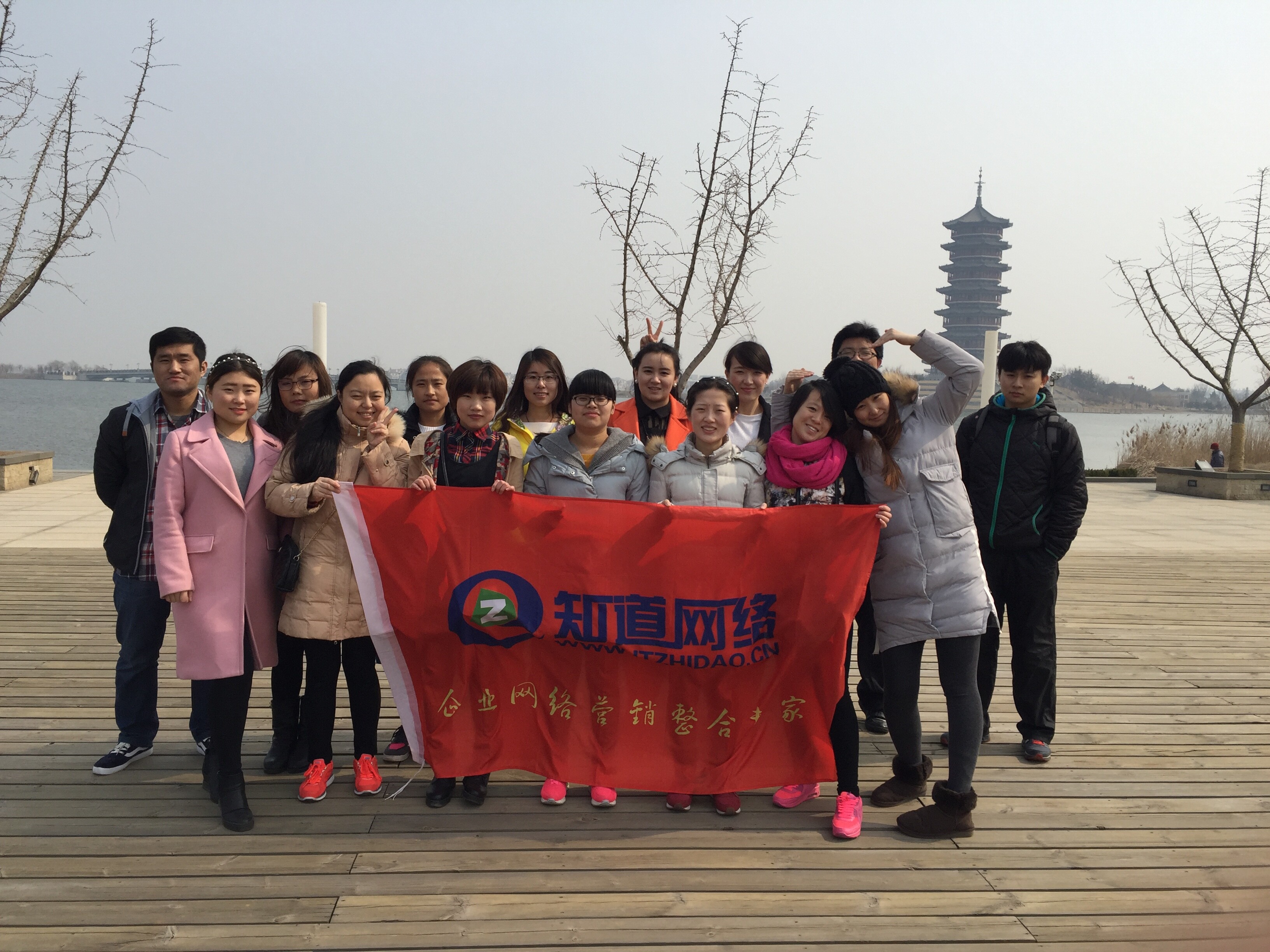 陽春三月，草長鶯飛，我們一起去摘草莓吧！